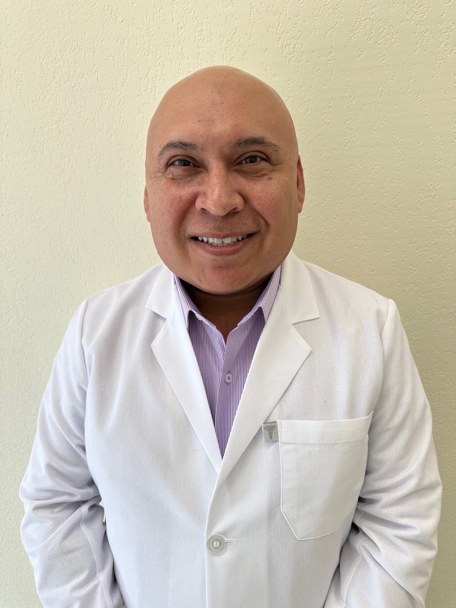 Retrato del Dr. Jaime Esquivel, médico de Conviva Goliad en San Antonio