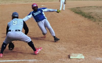 Manuel Arias, lanzando y bateando MVP de Cachorros de Nava Qué doblegaron a San Luis. Con éxito se inauguró temporada de Otoño-Invierno