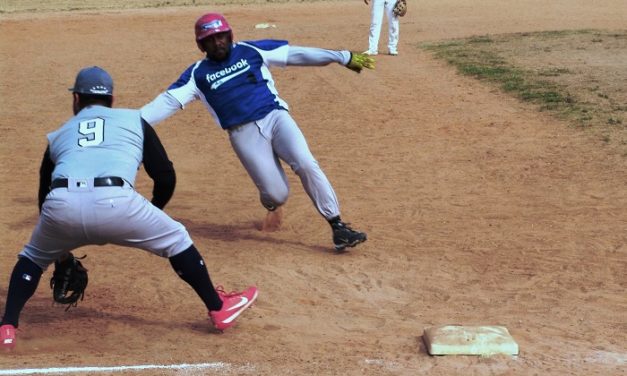 Manuel Arias, lanzando y bateando MVP de Cachorros de Nava Qué doblegaron a San Luis. Con éxito se inauguró temporada de Otoño-Invierno