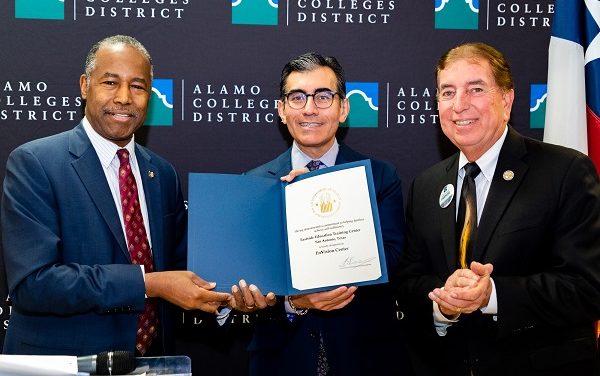 El Secretario Ben Carson Designa El Centro Eastside de Alamo Colleges Como Sitio Hud Envision