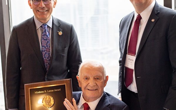 El Gran Donante Griffin de Alamo Colleges fue Honrado con la Prestigiosa Medalla Mirabeau B. Lamar