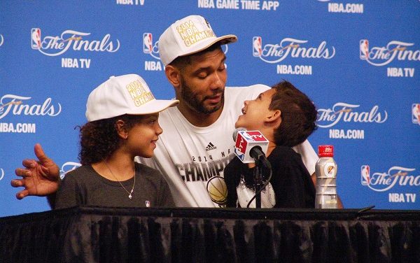 Tim Duncan, al Salón de la Fama, junto a Kobe Bryant KervinGarnett, TamikaCatchings y cinco semifinalistas