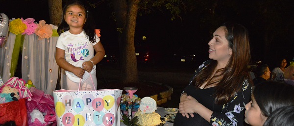 Doble cumpleaños en Adkins, Texas Betty Martínez y su nieta Camila Navarro en inolvidable festejo