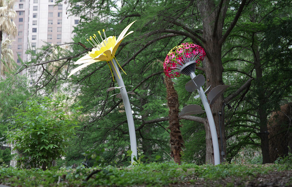 El centro “Flores” con la serie de Arte Público  Inspirado-Botánico en el River Walk Public Art Garden
