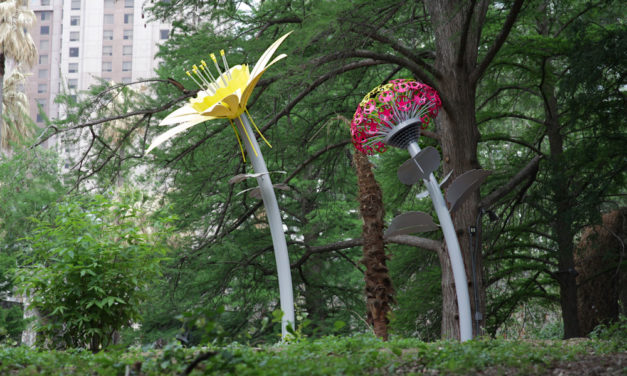 El centro “Flores” con la serie de Arte Público  Inspirado-Botánico en el River Walk Public Art Garden