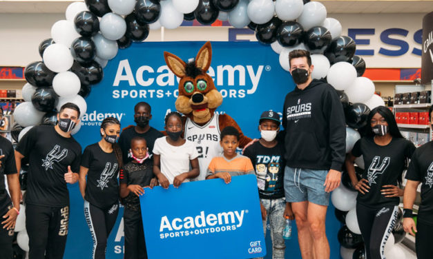 Los Spurs y Academy Sports + Outdoors Enviaron de compras a estudiantes de NISD