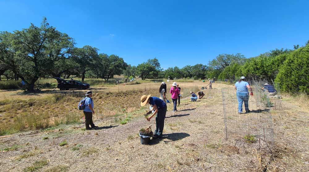 Edwards Aquifer Research Field Park Hosts Volunteers on National Public Lands Day