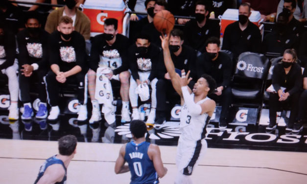 Los Spurs celebraron contra Mavericks la tradicional Hispanic Heritage Night 2021