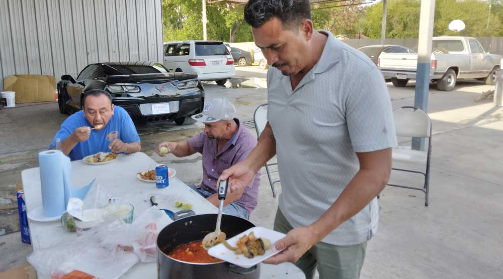 Empleados de Embassy Collision celebraron  Labor Day con cena típica “Tamales de Ceniza”