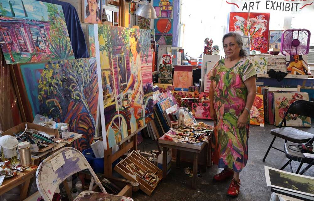 Sobre La Artista De La Portada Carolina Flores: La Artista Latina Representa A La Familia, La Cultura Y La Comunidad