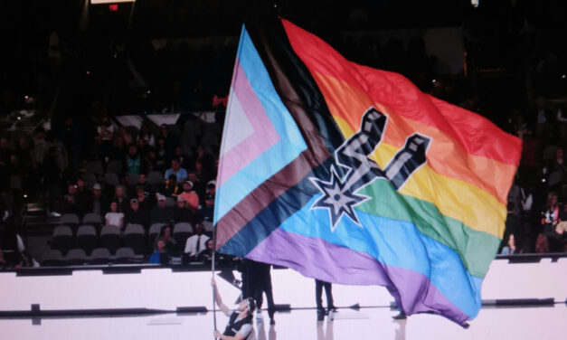 Los Spurs Ganaron  El Pride Night Game