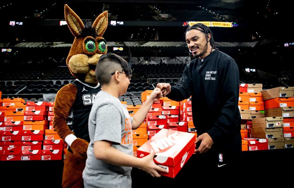 Spurs Give Y Shoes That Fit  Regalaron Zapatos A Estudiantes de EISD