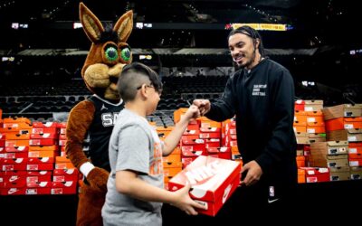 Spurs Give Y Shoes That Fit  Regalaron Zapatos A Estudiantes de EISD