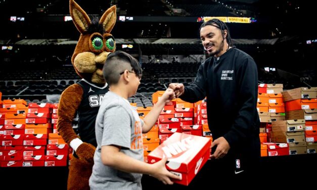 Spurs Give Y Shoes That Fit  Regalaron Zapatos A Estudiantes de EISD