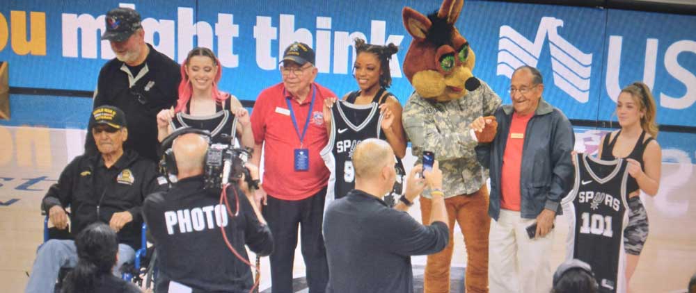 Los Spurs Homenajearon A Veteranos