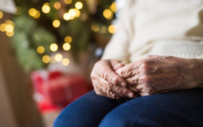 LA FAMILIA Y LOS AMIGOS PUEDEN AYUDAR A LOS ADULTOS MAYORES A SENTIR LA ALEGRÍA DE LAS FIESTAS.