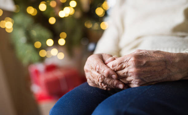 LA FAMILIA Y LOS AMIGOS PUEDEN AYUDAR A LOS ADULTOS MAYORES A SENTIR LA ALEGRÍA DE LAS FIESTAS.