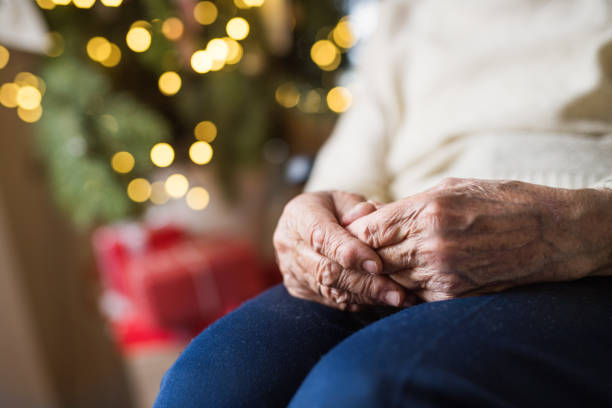 LA FAMILIA Y LOS AMIGOS PUEDEN AYUDAR A LOS ADULTOS MAYORES A SENTIR LA ALEGRÍA DE LAS FIESTAS.